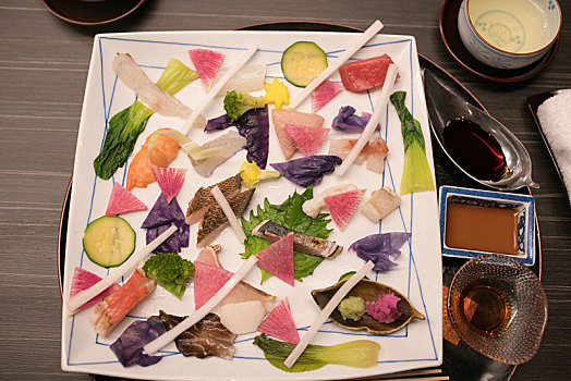 日本生鱼片拼盘摆盘,日本料理生鱼片烤鱼特色