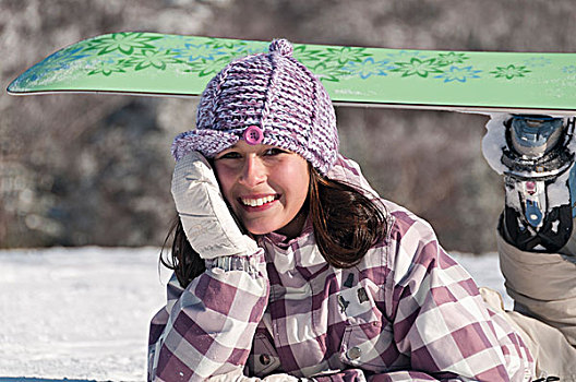 女青年,躺着,雪,滑雪板,微笑,云杉,顶峰,佛蒙特州,美国