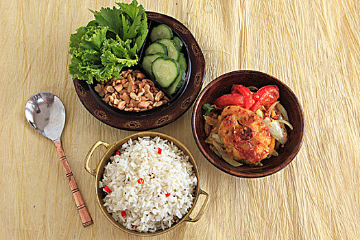 亚洲美食,油炸,炖,鲨鱼,蔬菜沙拉,稻米