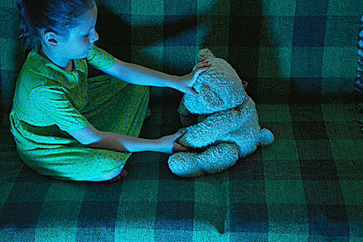 小女孩,坐,沙发,泰迪熊