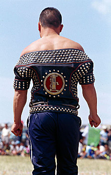 乌兰浩特草原上的那达慕大会上的摔跤手