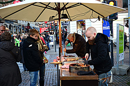 丹麦首都哥本哈根步行街一角