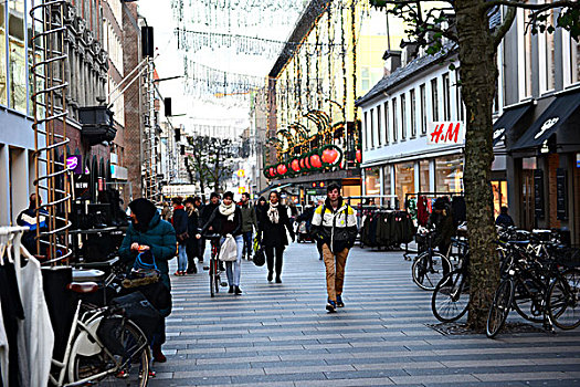 丹麦奥胡斯市繁华的商业街