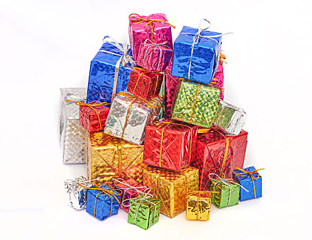 一堆各类色彩的亮彩圣诞节礼包盒