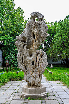 山东省青州古城偶园内的奇石景观