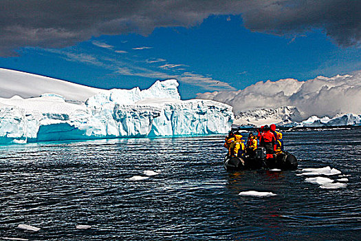 南极坐皮划艇的探险者
