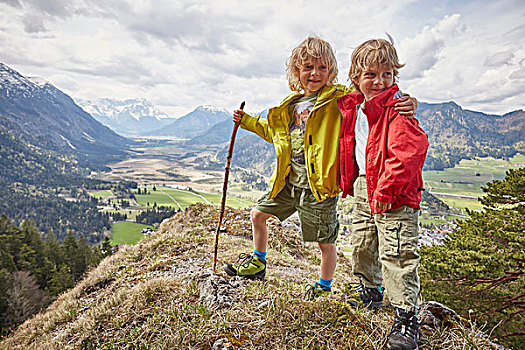 头像,两个男孩,站立,山顶,加米施帕藤基兴,巴伐利亚,德国