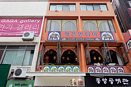 韩国首尔著名的文化时尚步行街,仁寺洞,的建筑特写