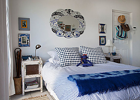 双人床,白色,蓝色,圆点花纹,床上用品,低劣,时尚,床头柜,卧室