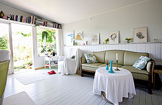 客厅,白色,木地板,圆,桌子,老式,沙发,绘画,倚靠,墙壁,上面