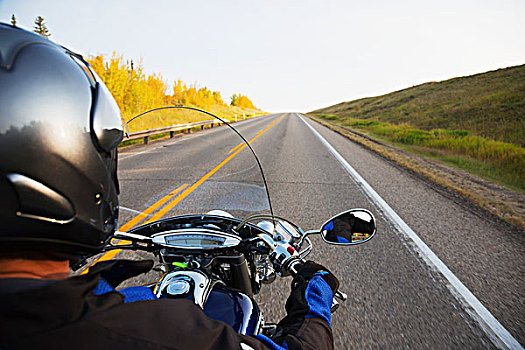 摩托车手,骑,公路,靠近,埃德蒙顿,艾伯塔省,加拿大