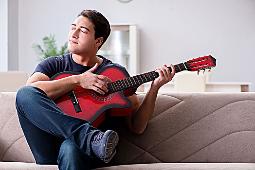 男青年,练习,弹吉他,在家