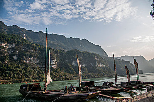 湖北夷陵长江三峡灯影峡里的峡江帆船