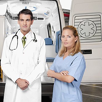 医生,女护士,站立,正面,救护车