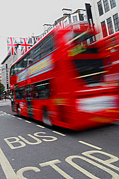英国伦敦城里的双层巴士