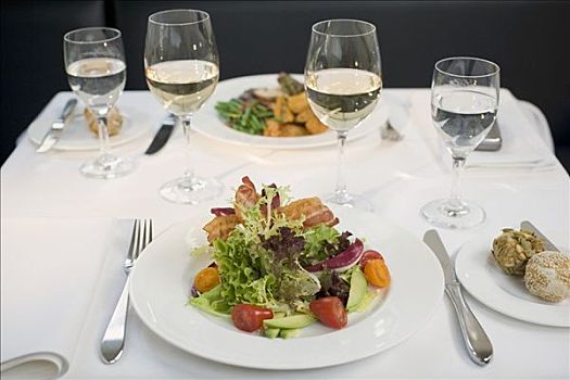 沙拉,熏肉,白葡萄酒,桌子