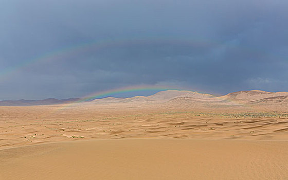 内蒙古巴丹吉林沙漠彩虹