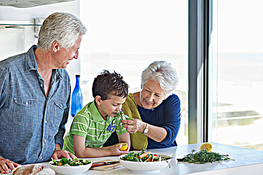 男孩,嗅,蔬菜,祖父母,站立,厨房