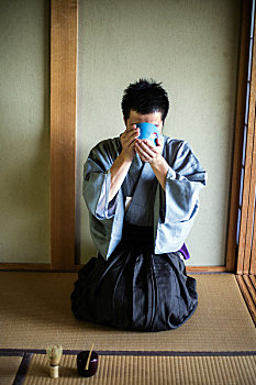 日本,男人,穿,传统,和服,跪着,地板,抬起,蓝色,茶碗,茶道