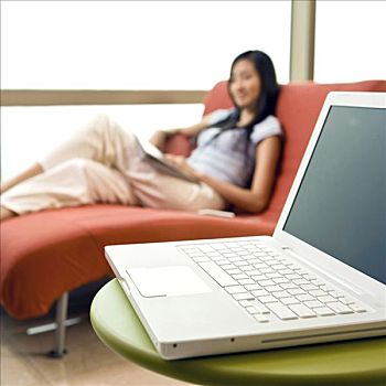 女青年,坐,椅子,笔记本电脑
