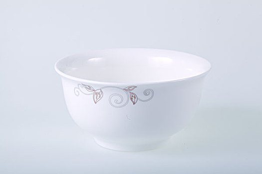 一只带花纹的白色瓷碗