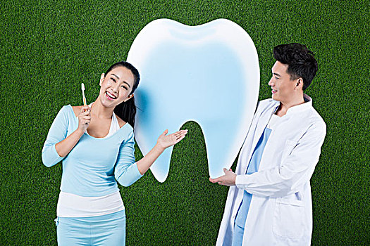 草地男医生和患者分享牙齿健康知识