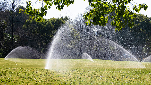 城市绿化草地草坪浇灌洒水喷水