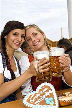 两个女人,碰杯,满,大桶,啤酒,慕尼黑