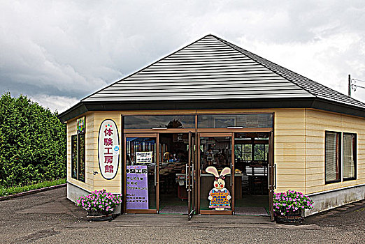 日本北海道富良野富田农场制作薰衣草枕的工场,游客在此可体验制作薰衣草枕的过程