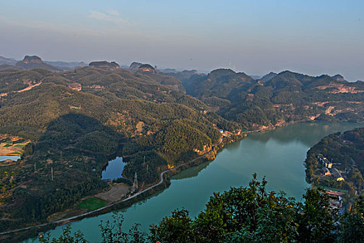 山,丹霞,河流,蓝天,黄昏,大气,田野,水电站,村庄,驴友,旅行,地质公园,丹霞地貌,绿色,灌木,树,草,水潭,素材,平面设计