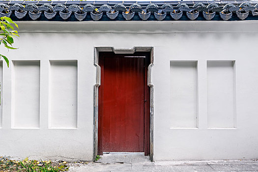 白墙灰瓦红方门建筑,南京长江观音景区