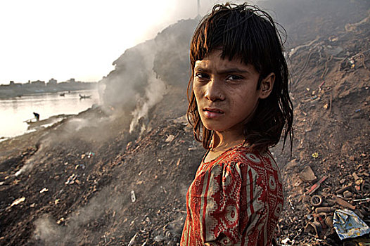 街道,孩子,垃圾,凹,堤岸,河,金属废料,场所,销售,发现,钱,生活方式,达卡,孟加拉,二月,2007年