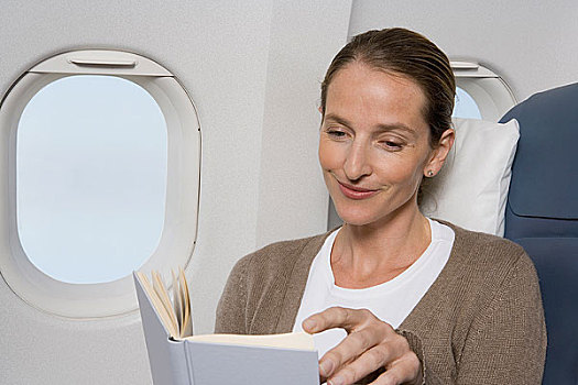 女性,乘客,读,飞机