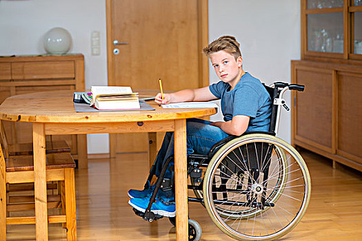 男孩,轮椅,家庭作业