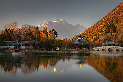 夕阳西下,玉龙雪山,倒影,水中