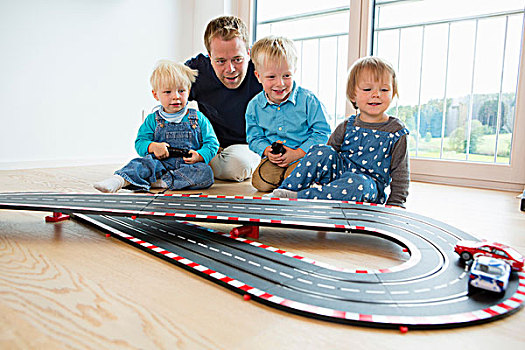 中年,男人,三个,小孩,玩,玩具,赛车,客厅,地面