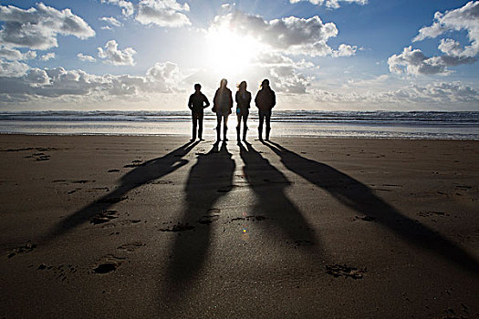 四个人,海滩