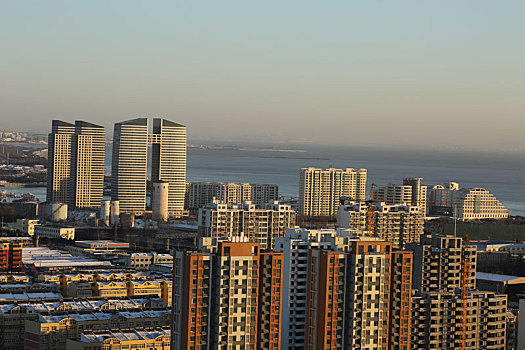 山东省日照市,雪后初晴的港城空气清新,高楼大厦与皑皑雪山相映成趣