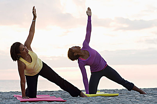 两个女人,瑜珈,海滩