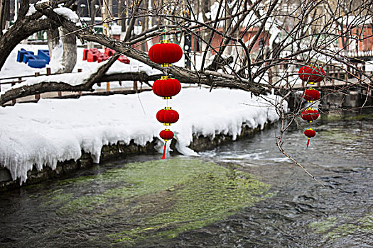 冬天雪景中的红灯笼