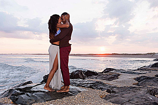情侣,站立,石头,旁侧,海洋,搂抱,面对面