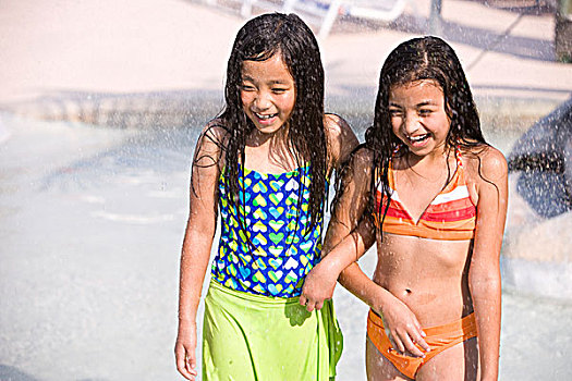 两个女孩,挽臂,水边,公园