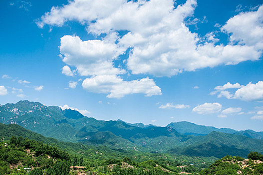 晴朗天气有云朵的山地环境