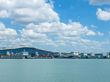 晴朗天气下的海南省海口市新海港