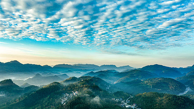 重庆酉阳,秋后山岚扮靓乡村