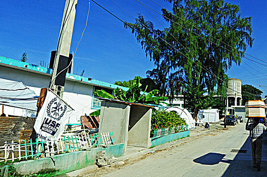 haiti,port,au,prince,man,carrying,cuffin,in,hospital