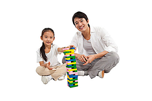 棚拍休闲装年轻父亲和小女孩玩积木