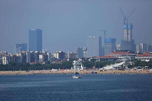 山东省日照市,暑期旅游持续升温,游客赶海拾贝乐在其中