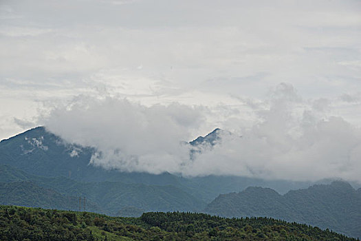 雾绕群山