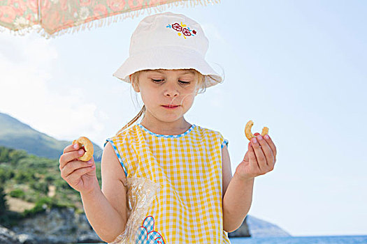 女孩,戴着,太阳帽,吃,油炸圈饼,海滩